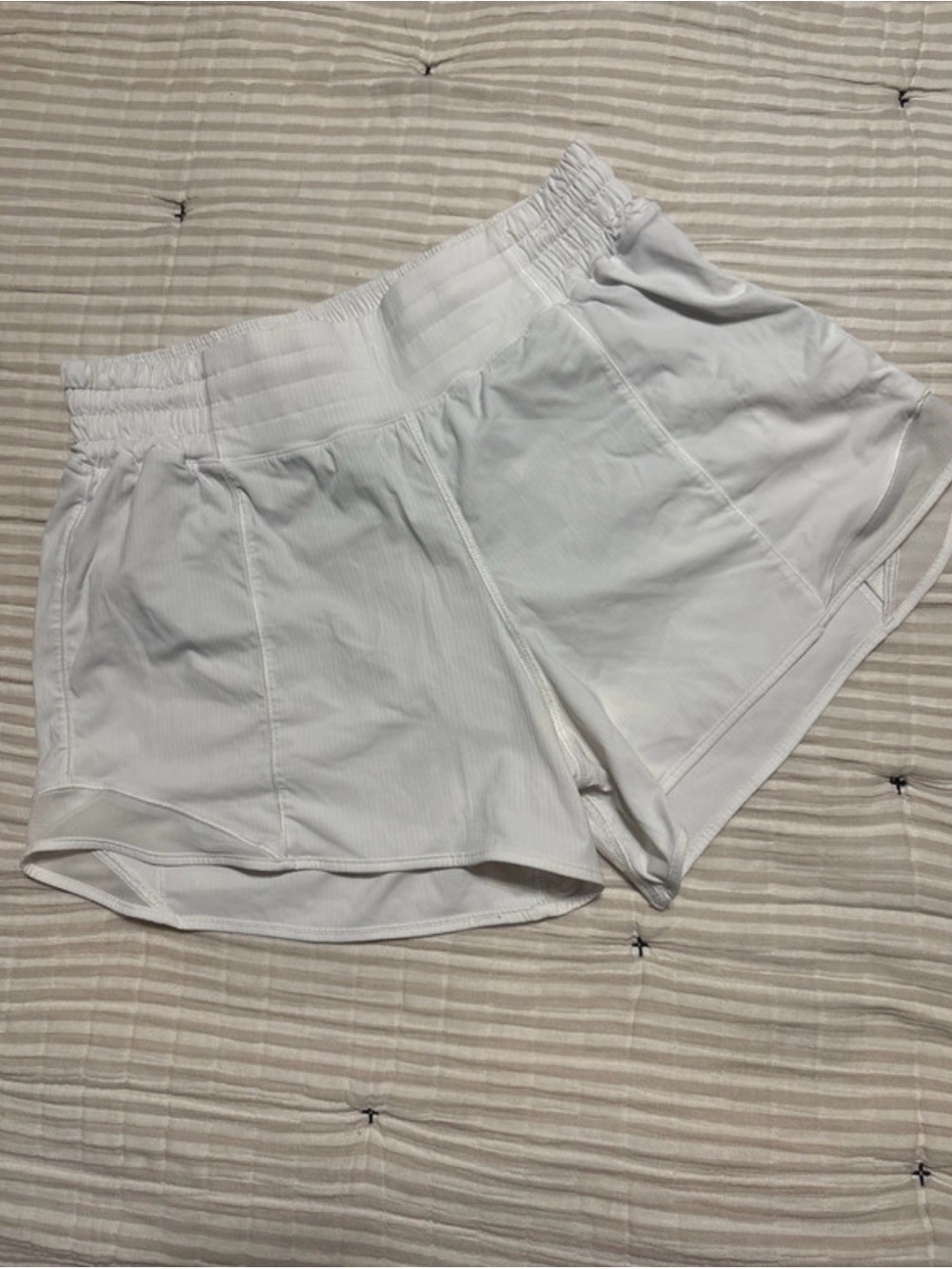 Women’s White Lululemon High Rise Hotty Hot Lined Shorts - 4” Inseam